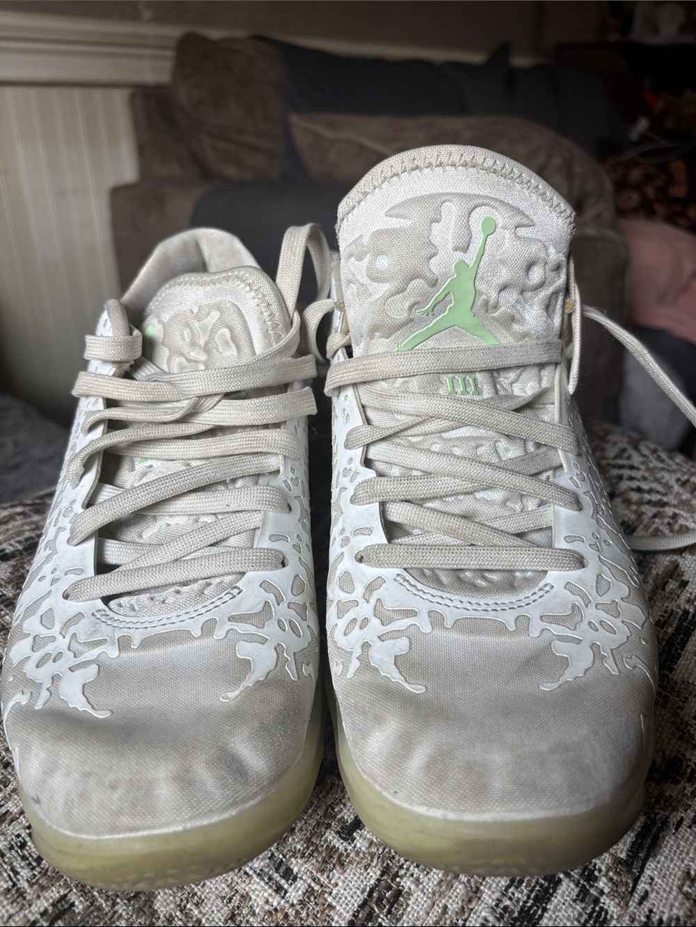 Jordan Low-Top Sneakers in Beige with Light Green Jumpman